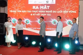 Delegados en la inauguración de un centro de formación dedicado a prácticas de turismo sostenible. (Fuente: VNA)