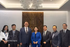 La auditora general adjunta del Estado de Vietnam, Ha Thi My Dung, el primer vicepresidente del Comité Estatal de Control de Belarús, Dmitry Basko, y delegados. (Fuente: VNA)