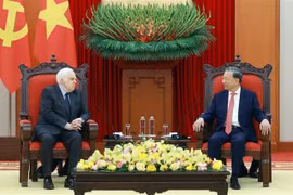 El secretario general del Partido Comunista de Vietnam, To Lam, recibió a Frederick W.Smith, fundador y presidente de FedEx. (Fuente: VNA)