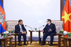 El primer ministro Pham Minh Chinh recibió al vicepremier y ministro de Asuntos Exteriores y Cooperación Internacional de Camboya, Prak Sokhonn. (Fuente: VNA)