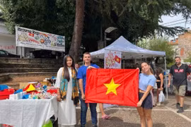 Amigos griegos participan en el evento. (Fuente: VNA)