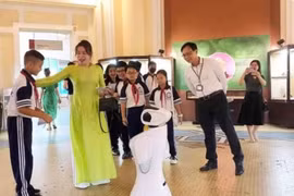 Robots equipados con inteligencia artificial guían las visitas al Museo de Historia de Ciudad Ho Chi Minh. (Fuente:nhandan.vn)