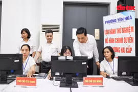 Las autoridades del distrito de Yen Hoa - Hanoi revisan el sistema de tecnología de la información en el primer día de pruebas de la administración local de dos niveles. (Fuente: VNA)