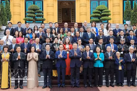 El secretario general del Partido Comunista y presidente de Vietnam, To Lam, y delegados participantes en la IV Conferencia Mundial sobre Vietnamitas en el Extranjero y Foro de Intelectuales y Expertos Vietnamitas en el Extranjero, organizados el 23 de agosto de 2024. (Foto: VNA)