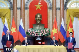 El presidente de Vietnam, To Lam, y su homólogo ruso, Vladimir Putin, presenciaron el intercambio de documentos firmados entre ambos países la tarde del 20 de junio de 2024. (Foto: VNA)