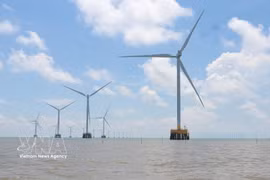 El proyecto de la central eólica de Tan Thuan (comuna de Tan Thuan, provincia de Ca Mau), fases 1 y 2, tiene una capacidad total de 75 MW y consta de 18 aerogeneradores. (Fuente: VNA)