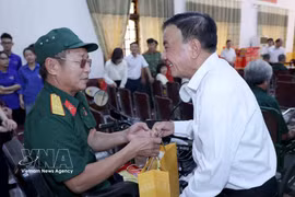El miembro del Buró Político y permanente del Secretariado del Comité Central del Partido Comunista de Vietnam, Tran Cam Tu, entrega obsequio a un veterano. (Fuente: VNA)