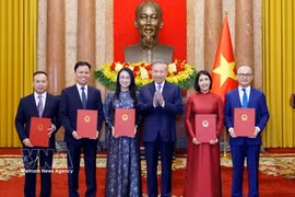 El secretario general del Partido Comunista de Vietnam y presidente del país, To Lam, y los embajadores recién nombrados en el extranjero. (Fuente: VNA)