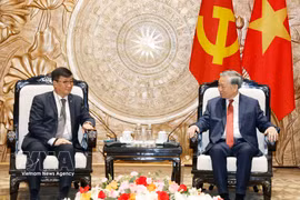 El secretario general del Partido Comunista y presidente de Vietnam, To Lam, recibe a Jigjee Sereejav, ex embajador de Mongolia en el país. (Fuente: VNA)