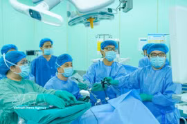 Médicos vietnamitas en la cirugía. (Fuente: VNA)