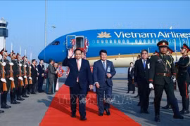 Acto de bienvenida al primer ministro vietnamita, Pham Minh Chinh, en en el Aeropuerto Internacional de Wattay, Laos. (Fuente: VNA)