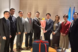 El embajador Dang Hoang Giang, jefe de la misión permanente de Vietnam ante las Naciones Unidas felicitó al Embajador de Laos, Anouparb Vongnorkeo (cuarto desde la derecha), con motivo del festival tradicional Bun Pi May de Año Nuevo. (Foto: VNA)