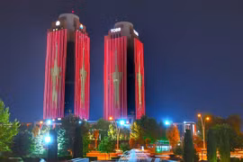 Las torres gemelas de la Unión de Cámaras y Bolsas de Productos Básicos de Turquía (TOBB), en Ankara, se iluminan con los colores y la imagen de la bandera nacional de Vietnam. (Fuente: Embajada de Vietnam en Turquía)
