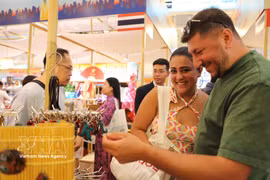 Los turistas internacionales quedan encantados con los recuerdos artesanales exhibidos en el evento. (Fuente: VNA)