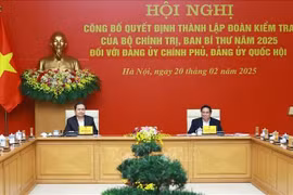 El primer ministro Pham Minh Chinh y el presidente de la Asamblea Nacional, Tran Thanh Man, co -presiden la conferencia. (Fuente: VNA)