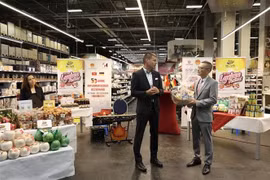 El embajador de Hanoi en Berlín, Vu Quang Minh, y Marco Berger, director ejecutivo de cadena de supermercados Selgros. (Fuente: VNA)