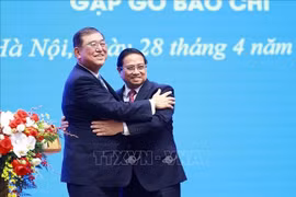 El primer ministro de Vietnam, Pham Minh Chinh, y su homólogo de Japón, Ishiba Shigeru, en la rueda de prensa. (Fuente: VNA)