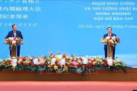 El primer ministro de Vietnam, Pham Minh Chinh, y su homólogo de Japón, Ishiba Shigeru, en la rueda de prensa. (Fuente: VNA)