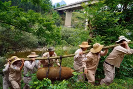 El equipo móvil de desactivación de minas del MAG transporta la bomba M117, con un peso de 360 kilogramos. (Fuente: VNA)
