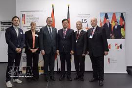 El subsecretario permanente del Comité del Partido de Ciudad Ho Chi Minh, Le Quoc Phong, el vicepresidente del Parlamento Federal alemán (Bundestag), Bodo Ramelow, y delegados. (Fuente: VNA)