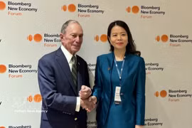 La viceministra de Relaciones Exteriores vietnamita Nguyen Minh Hang y Michael Bloomberg, fundador de Bloomberg. (Fuente: VNA)