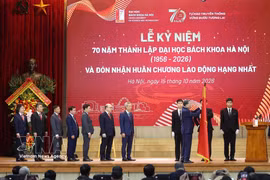 El secretario general del Partido Comunista y presidente de Vietnam, To Lam, entrega la Orden del Trabajo de primera clase a la Universidad de Ciencia y Tecnología de Hanoi. (Fuente: VNA)