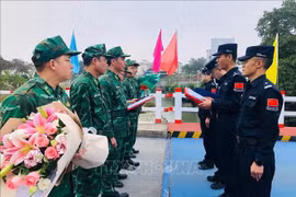 Representantes vietnamitas y chinos se reúnen en la línea de demarcación del Puente de la Amistad Fronterizo Vietnam - China. (Fuente: VNA)