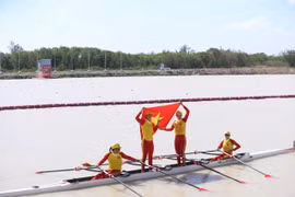 Atletas vietnamitas celebran la victoria en el remo. (Fuente: VNA)