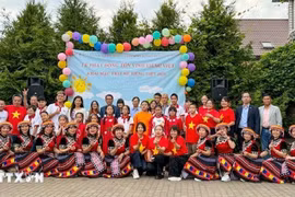 Los participantes en el Campamento de Verano de la Lengua Vietnamita se tomaron una foto de recuerdo. (Fuente: VNA)