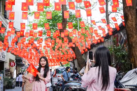 Hanoi se engalana con banderas nacionales en saludo a 50 años de la reunificación nacional