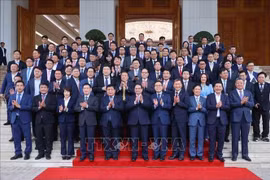El primer ministro vietnamita, Pham Minh Chinh, y representantes empresariales sudcoreanos. (Fuente: VNA)