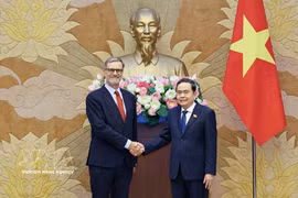 El presidente de la Asamblea Nacional de Vietnam, Tran Thanh Man, recibe al embajador de Francia en el país, Olivier Brochet. (Fuente: VNA)