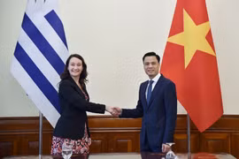 El viceministro de Relaciones Exteriores de Vietnam, Dang Hoang Giang, y la subsecretaria de Relaciones Exteriores de Uruguay, Valeria Csusaki Cabrera. (Fuente: VNA)