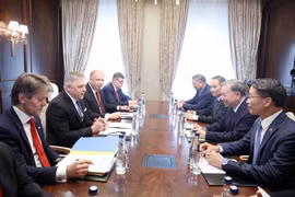 Panorama del encuentro entre el secretario general del Partido Comunista de Vietnam, To Lam, y el primer ministro de Eslovaquia, Robert Fico. (Fuente: VNA)