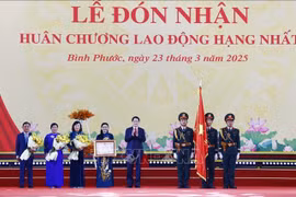 El presidente Luong Cuong entregó la Orden de Trabajo de primera clase al Comité partidista provincial, las autoridades y el pueblo de Binh Phuoc. (Fuente: VNA)