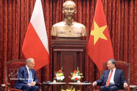 Máximo dirigente vietnamita recibe a primer ministro polaco