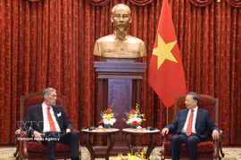 El secretario general del Partido Comunista y presidente de Vietnam, To Lam, recibe al secretario general del Movimiento Izquierda Unida (MIU) de República Dominicana, Miguel Mejía. (Fuente: VNA)