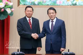 El ministro de Seguridad Pública de Vietnam, general Luong Tam Quang, y su homólogo laosiano, coronel general Vanthong Kongmani. (Fuente: VNA)