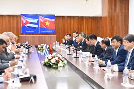 Panorama del encuentro entre el primer secretario del Partido Comunista de Cuba (PCC) y presidente de la República, Miguel Díaz-Canel Bermúdez, y el miembro del Buró Político del Partido Comunista de Vietnam, Nguyen Xuan Thang, director de la Academia Nacional de Política Ho Chi Minh y presidente del Consejo Teórico Central. (Fuente: VNA)