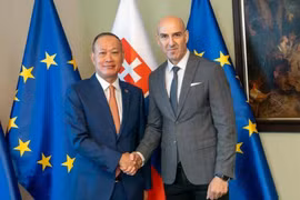 El embajador de Vietnam en Eslovaquia, Pham Truong Giang, y Ladislav Csémi, asesor del Ministro del Interior de Eslovaquia. (Fuente: VNA)