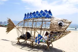 Modelo de pez gobio gigante para recoger residuos plásticos en la playa My Khe (Da Nang). (Fuente: VNA)