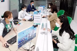 Clientes realizando transacciones en un banco comercial. (Foto: VNA) 