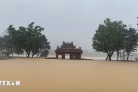 El nivel del río Perfume subió y el barrio de Nghinh Luong Dinh (Phu Xuan) quedó sumergido. (Foto: VNA)