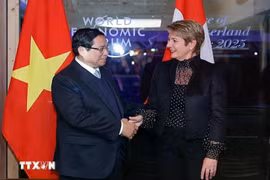 El primer ministro vietnamita, Pham Minh Chinh, y la presidenta suiza, Karin Keller-Sutter. (Fuente: VNA)