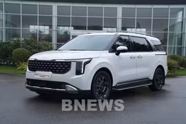 THACO AUTO presenta el nuevo modelo híbrido Carnival de Kia (Foto: VNA)