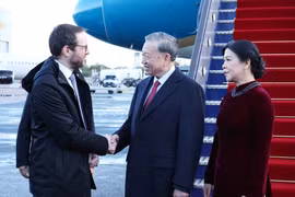 Ceremonia de bienvenida para el secretario general del Partido Comunista de Vietnam, To Lam, y su esposa en el aeropuerto de Londres Stansted. (Fuente: VNA)
