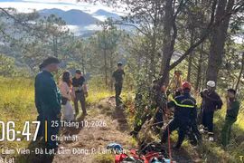 Las autoridades rescatan con éxito a una turista malasia que cayó en un pozo de 10 metros de profundidad mientras realizaba senderismo en el barrio de Lam Vien, en Da Lat. (Foto: Comité Popular del barrio de Lam Vien, Da Lat)