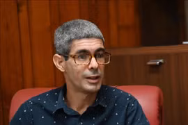 El director general de la Agencia Cubana de Noticias (ACN), Norland Rosendo González, en la entrevista. (Fuente: VNA)