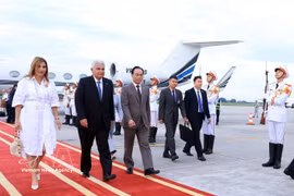El presidente de Panamá, José Raúl Mulino, y su esposa, Maricel Cohen De Mulino, llegan al Aeropuerto Internacional de Noi Bai. (Fuente: VNA)