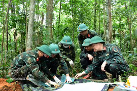 Oficiales y personal del equipo para la recuperación de restos de mártires KT QT 337 trabajan en la zona de la colina Khe Cay Loi, en la aldea de Cup Cuoi, comuna de Huong Lap, provincia de Quang Tri. (Foto: VNA)